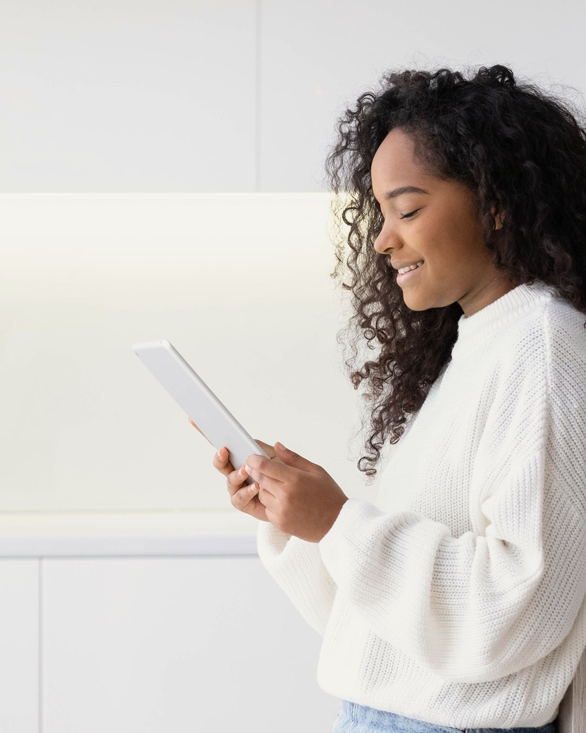 Image of a young woman reading The Signal, a weekly brief for The Undeniables—the visionaries trading the content hamster wheel for undeniable authority.