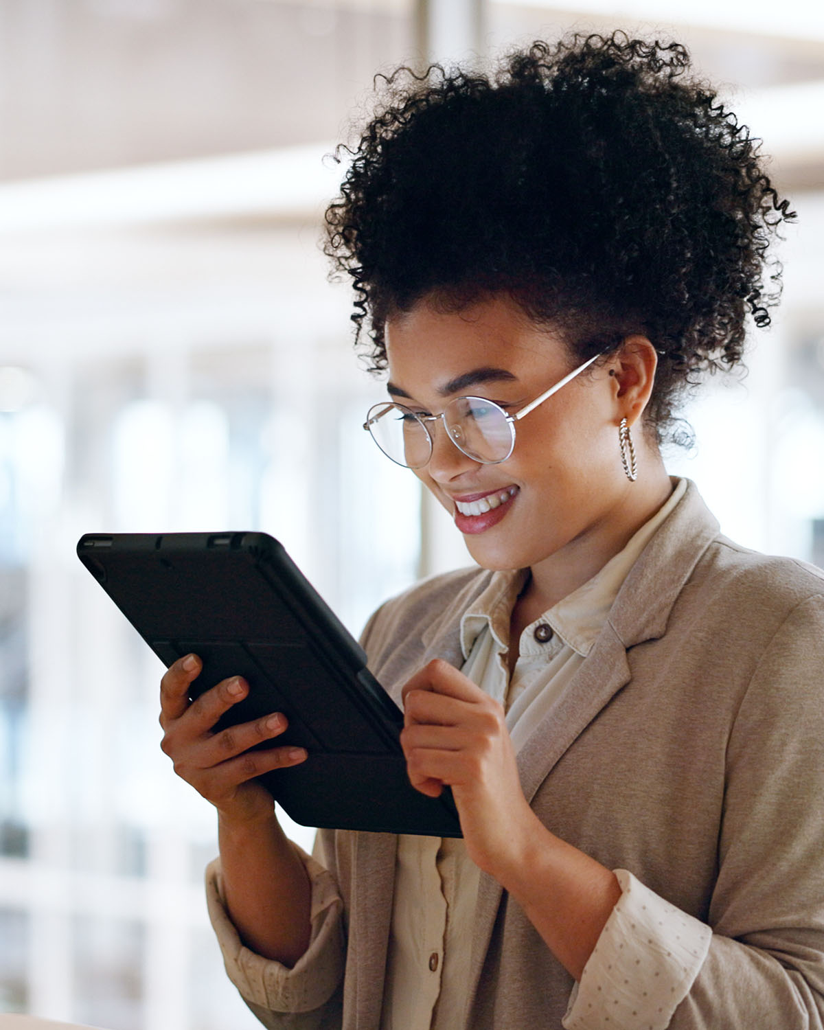 Image of a happy young woman on her iPad reading The Signal, a weekly brief for The Undeniables—the visionaries trading the content hamster wheel for undeniable authority.